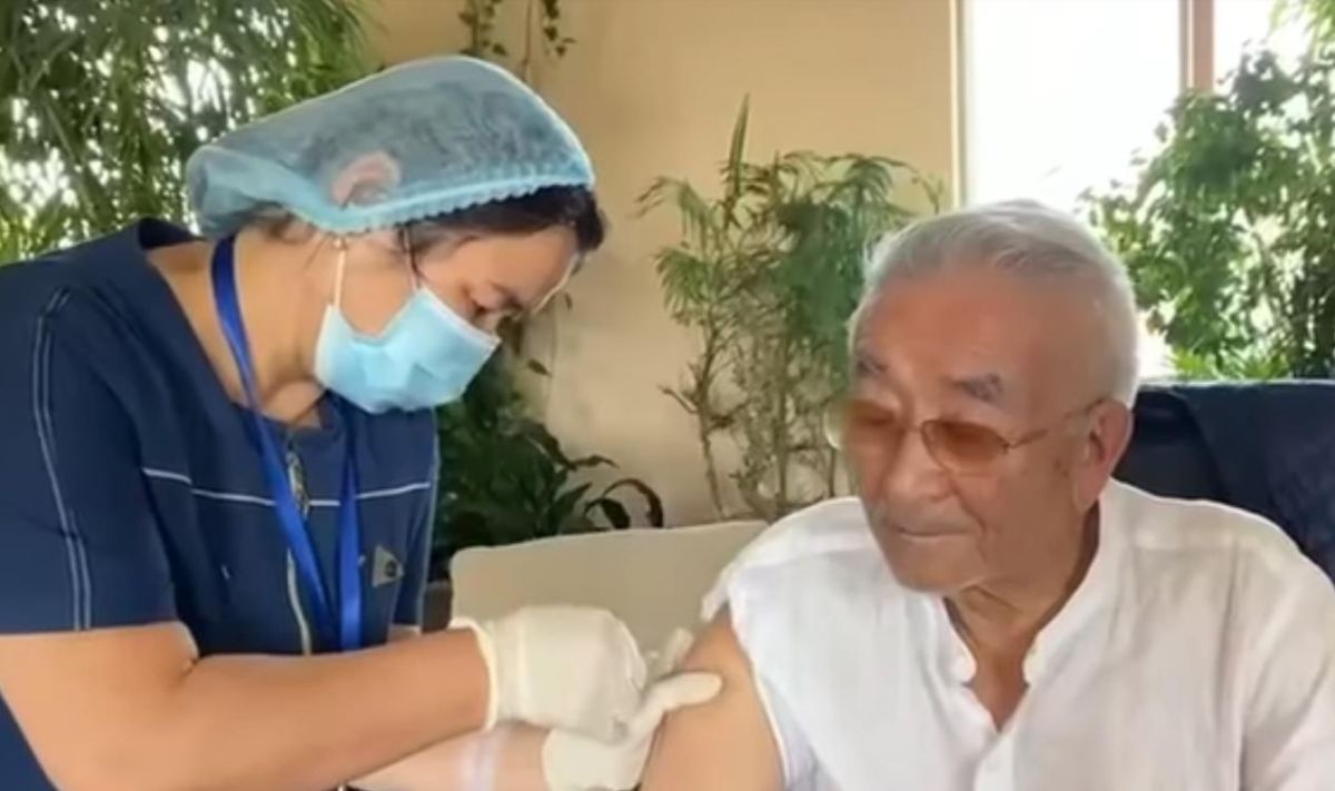 90 жастағы Төрегелді Шарманов коронавирусқа қарсы вакцина алды (видео)