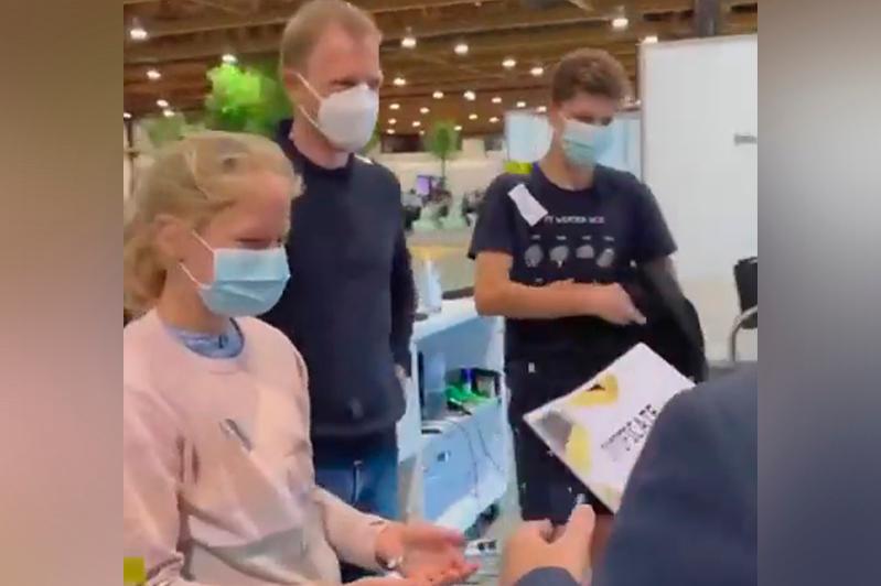 Бельгияда 12 жасар қыз вакцинация сертификатын алды