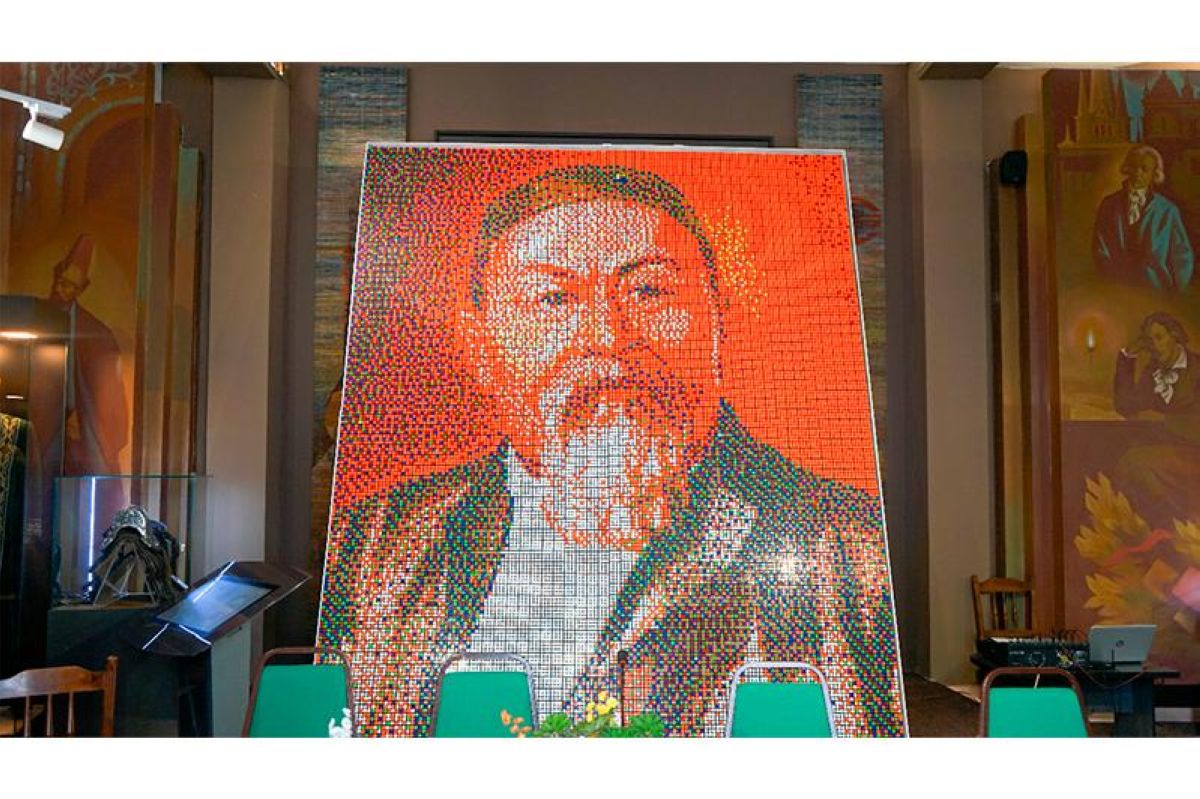 3 мың рубик текшесі кеткен: семейлік оқушылар Абайдың портретін жасады