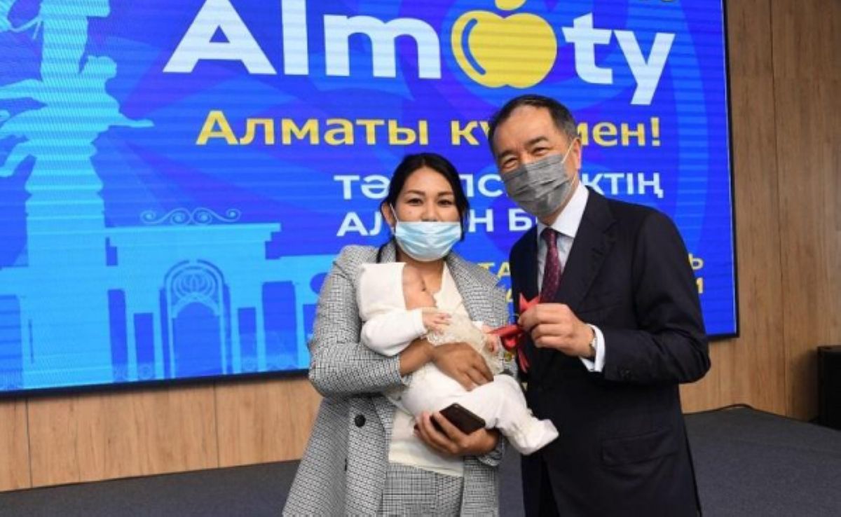 Алматының екі милионыншы тұрғыны Аяла Жамбылдың отбасына пәтер берілді