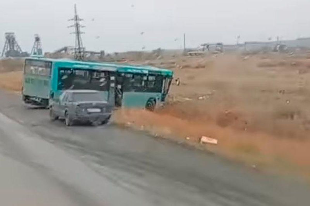 Жолаушылар автобусы трактормен соқтығысып, 21 адам зардап шекті (видео)