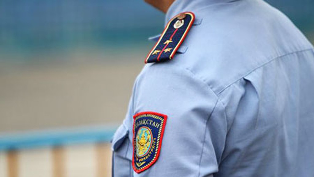 Алматыда мас жүргізуші полиция қызметкерін қағып кетті