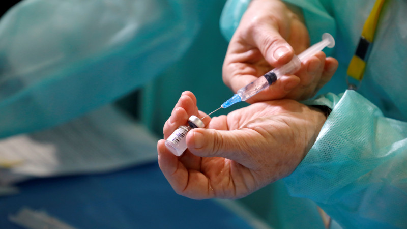 Вакцина алған адамдардың денесінен наночиптер табылғаны туралы ақпарат қызу талқылануда