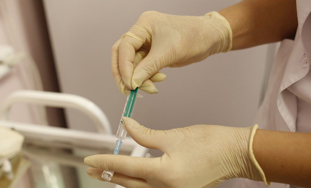 Қарағанды тұрғынына екі түрлі вакцина салған - Денсаулық сақтау басқармасы түсініктеме берді