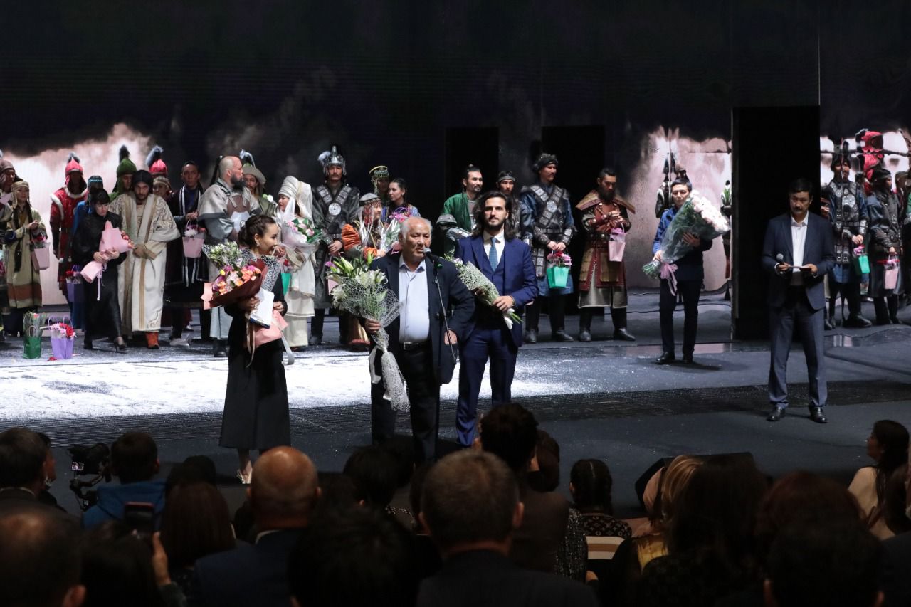 Байбек Елбасы қолдауымен бой көтерген Түркістан музыкалық драма театрына барды