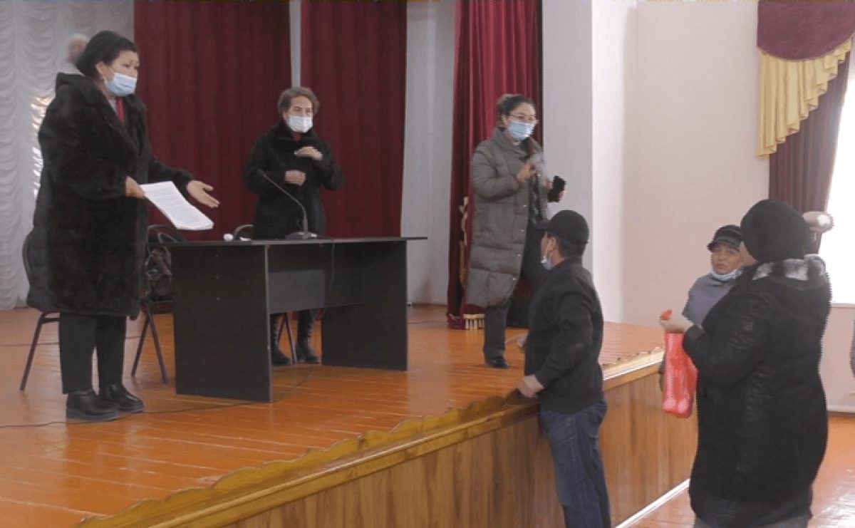 Қызылорда облысында балаларын вакциналауға қарсы ата-аналар басқарма қызметкерлеріне жұмыртқа лақтырды
