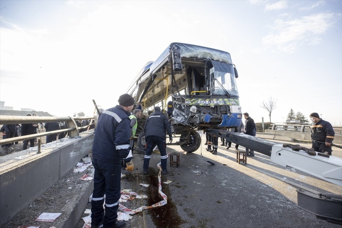 «20 адам зардап шекті»: Автобус қоршауға соғылған (ВИДЕО)