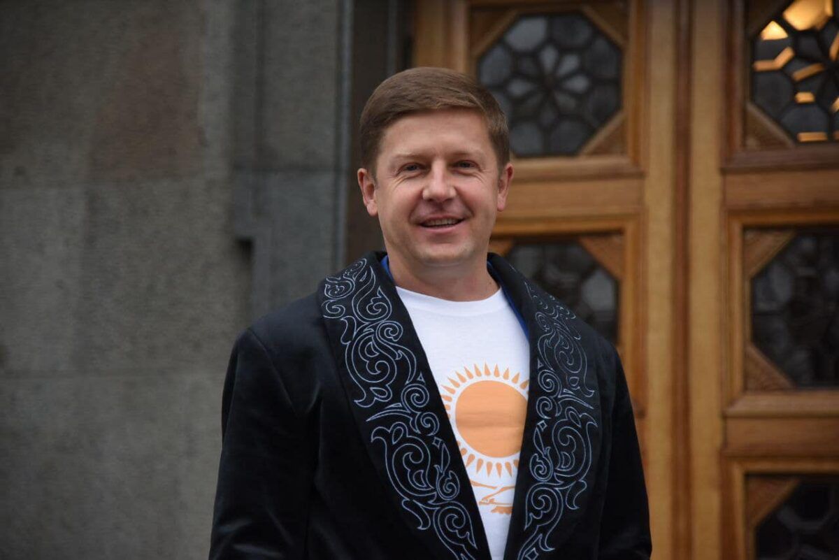 Украиналық депутат Радаға қазақ шапанымен келді