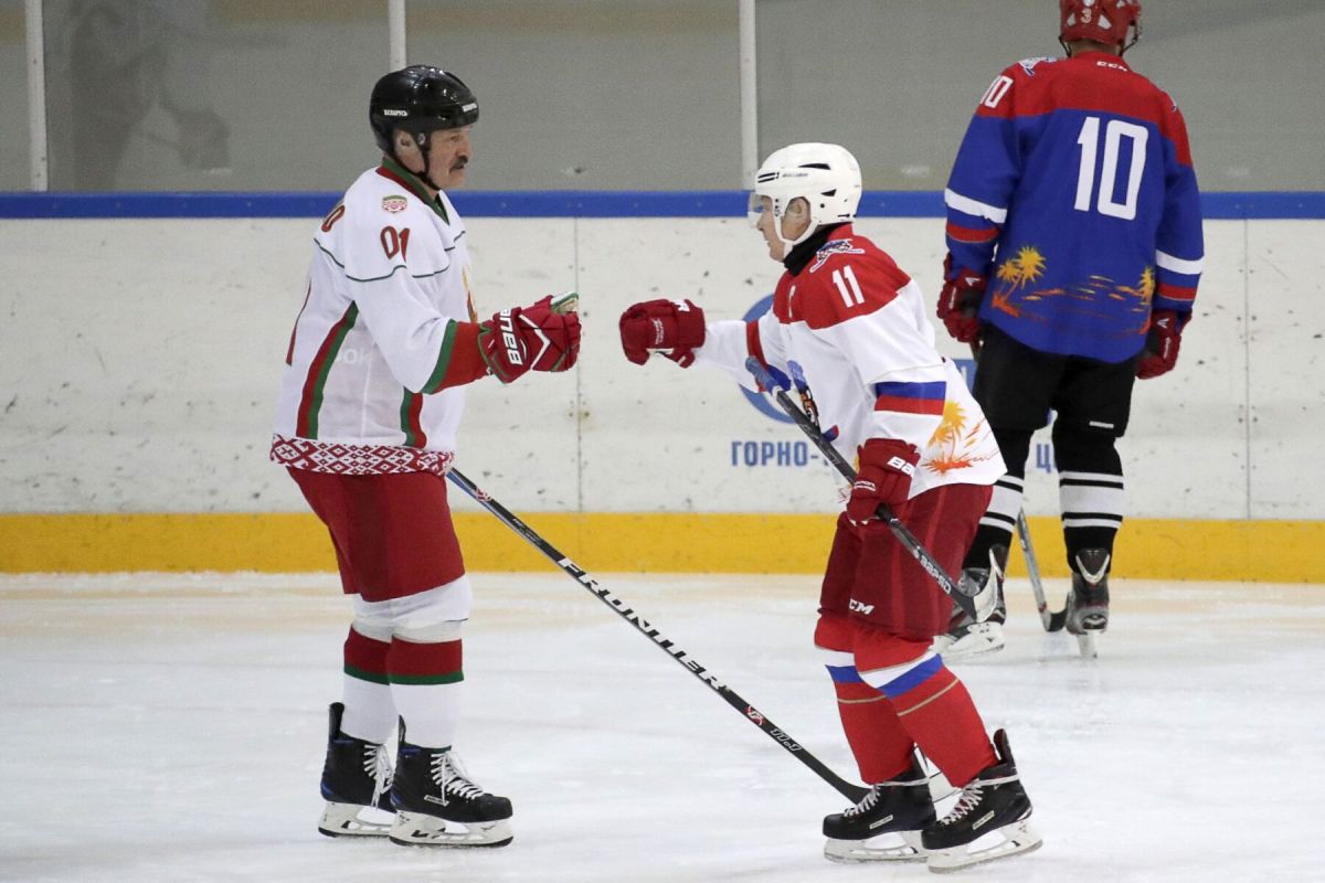 «Бейшара қақпашылар!»: Путин мен Лукашенко хоккей ойнап жүр (ВИДЕО)