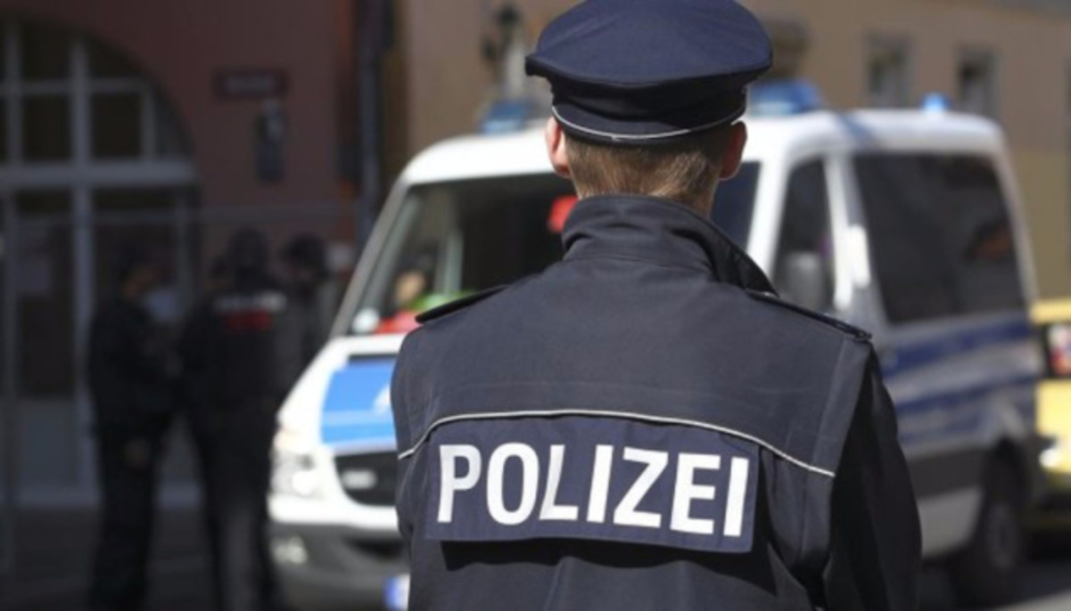Германияда екі полицейді жол бойында атып кетті