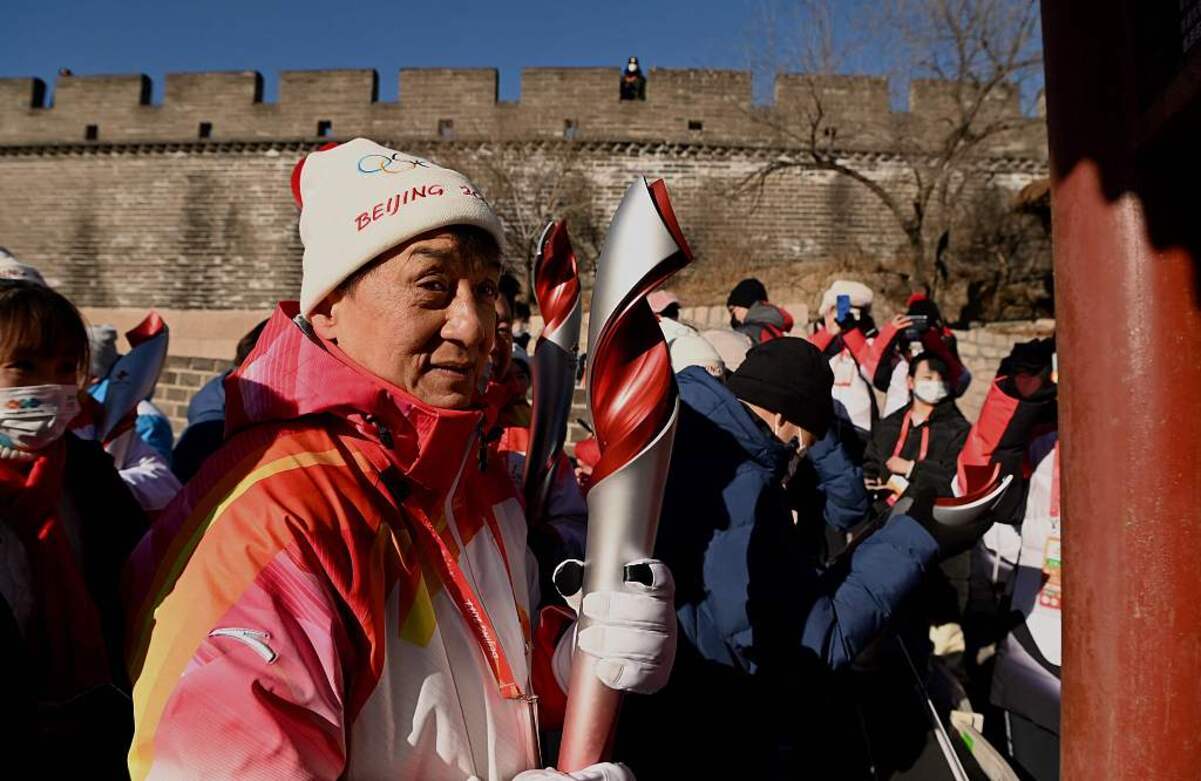 «Тоңып қалдым»: Джеки Чан Олимпиада алауы эстафетасына қатысты