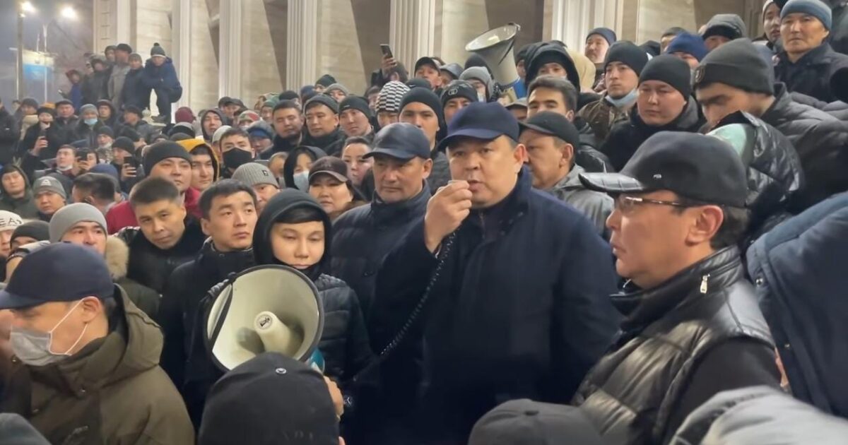 Бозымбаев митингте кімді және неге балағаттағанын айтты (ВИДЕО)