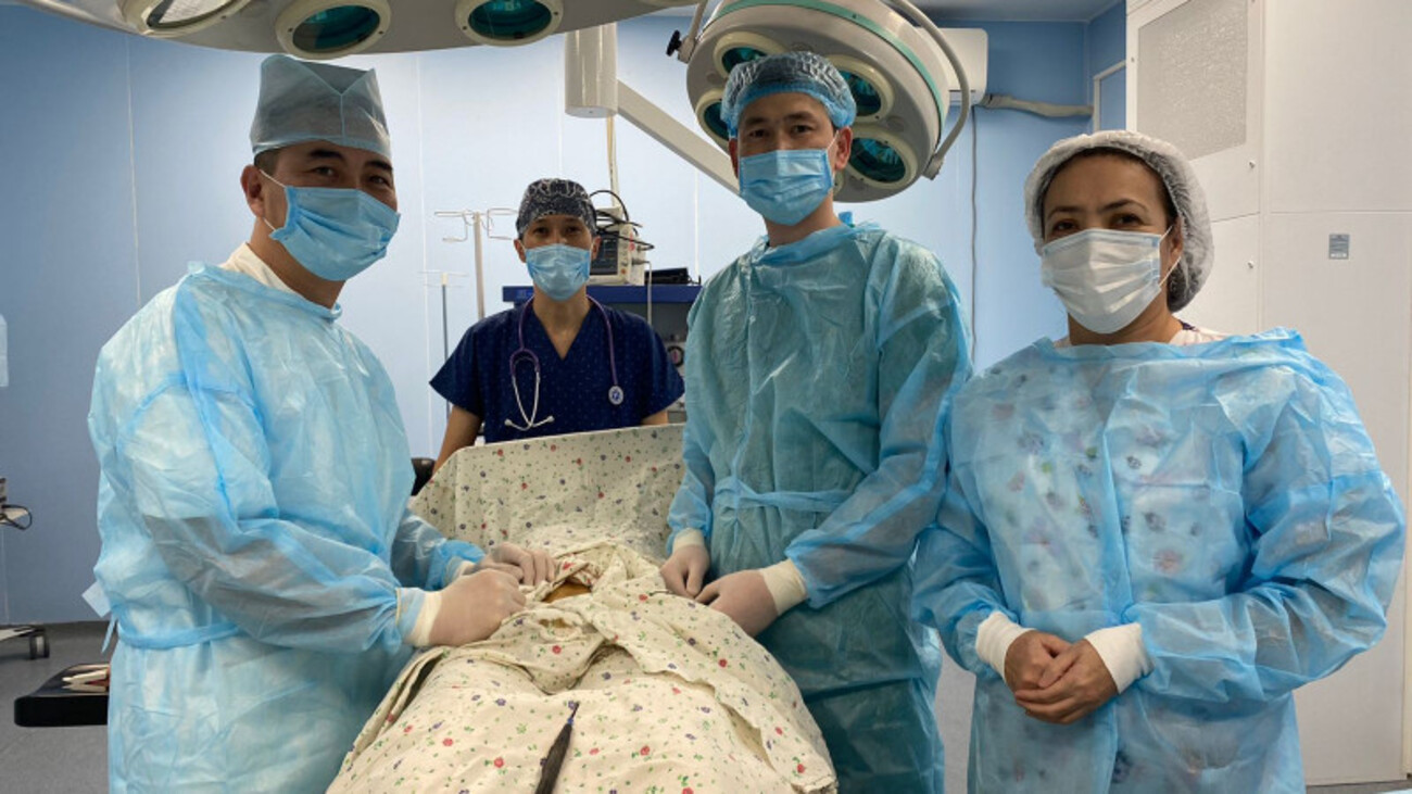 Қызылордалық хирург 4 жасар қыздың ішінен бір келі шаш алып шықты