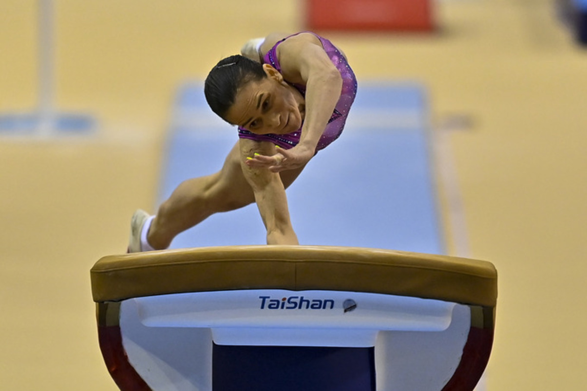 8 Олимпиадаға қатысқан өзбекстандық гимнастшы 46 жасында алтын медальді жеңіп алды (ВИДЕО)
