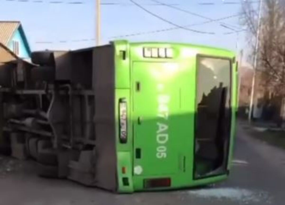 Алматы облысында автобус аударылып қалды (ВИДЕО)