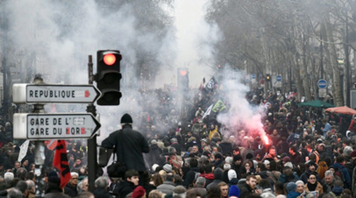 Макрон саясатына көңілдері толмаған француздар митингке шықты (ВИДЕО)