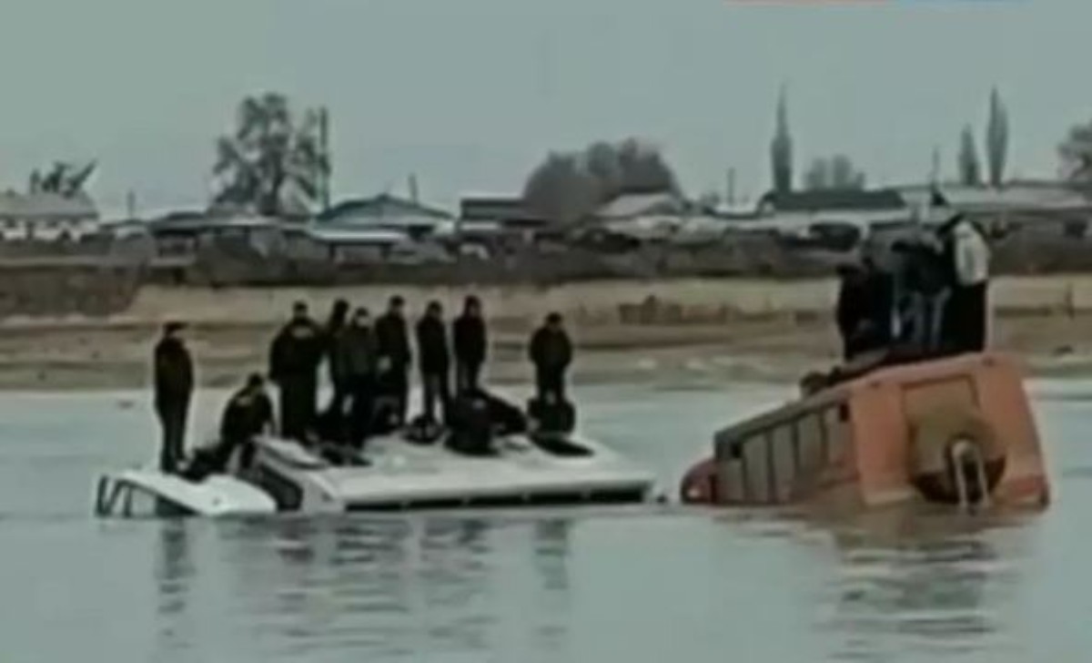 Атыраулық жұмысшылар мінген автобус мұз астына түсіп кетті