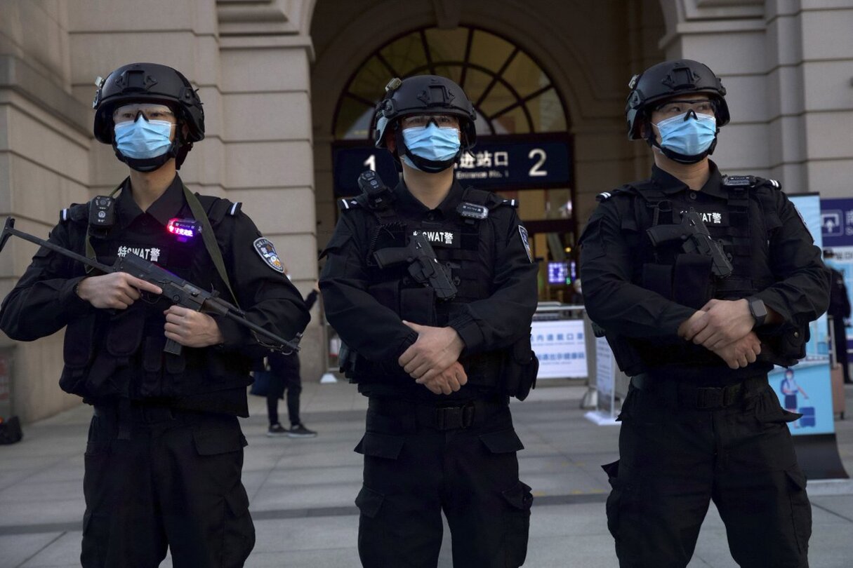 «Пандемия біткенге дейін»: Қытай полициясы паспорттарды тартып алып жатыр