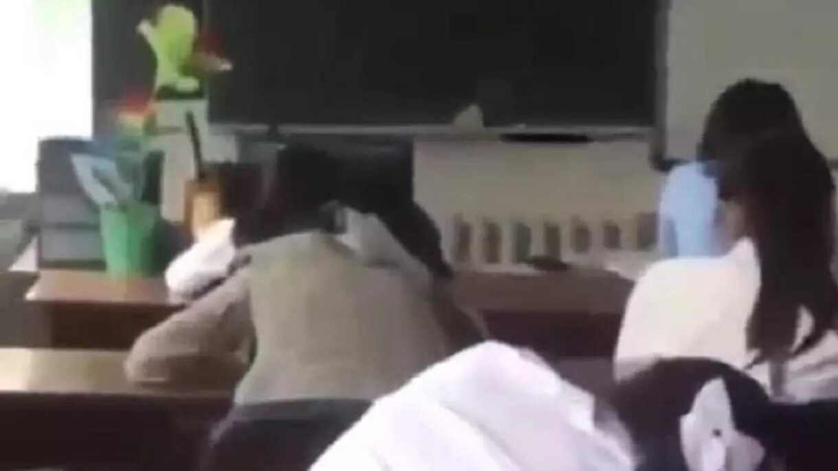 «Ораза тұтқан»: желіде сабақ үстінде ұйықтаған оқушылардың видеосы қызу талқыға түсті