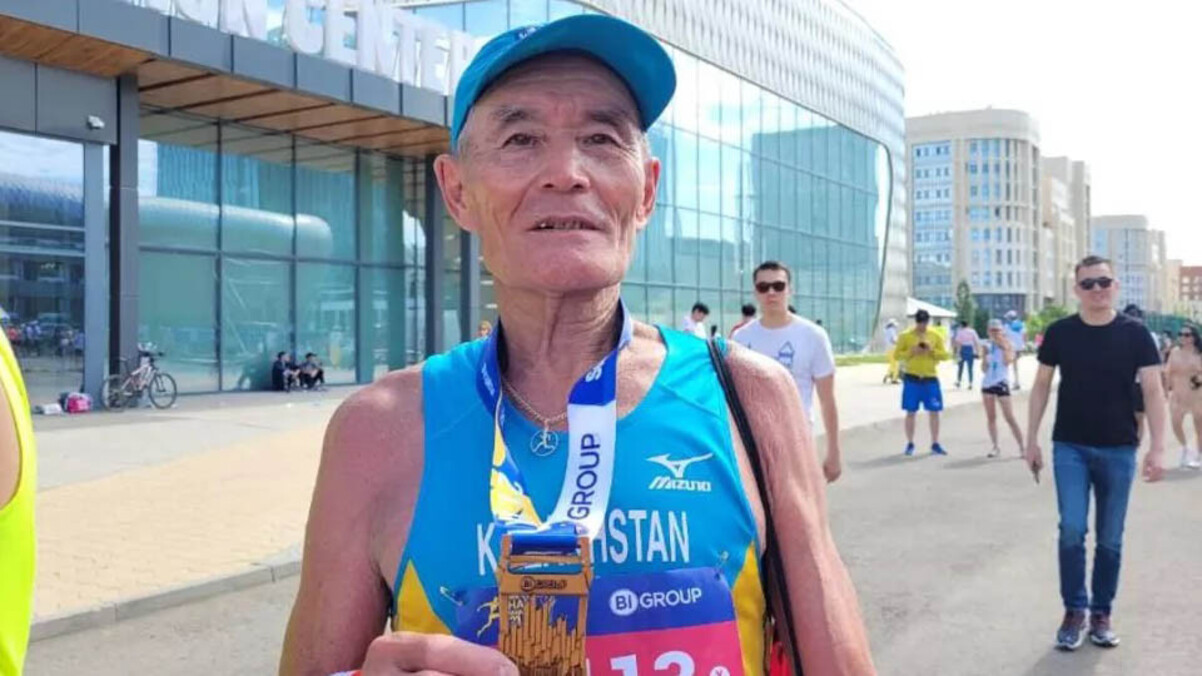 Астанада 75 жастағы қария 21 километрді жүгіріп өтті