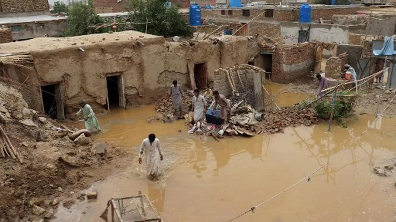 Пәкістанда су тасқыны 77 адамның өмірін қиды (ВИДЕО)