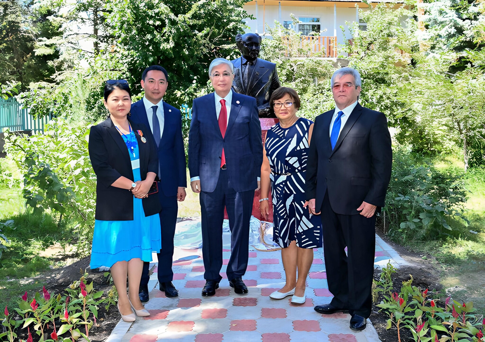Президент Мұхтар Әуезовтің Шолпан-Ата қаласындағы музей-үйінде болды