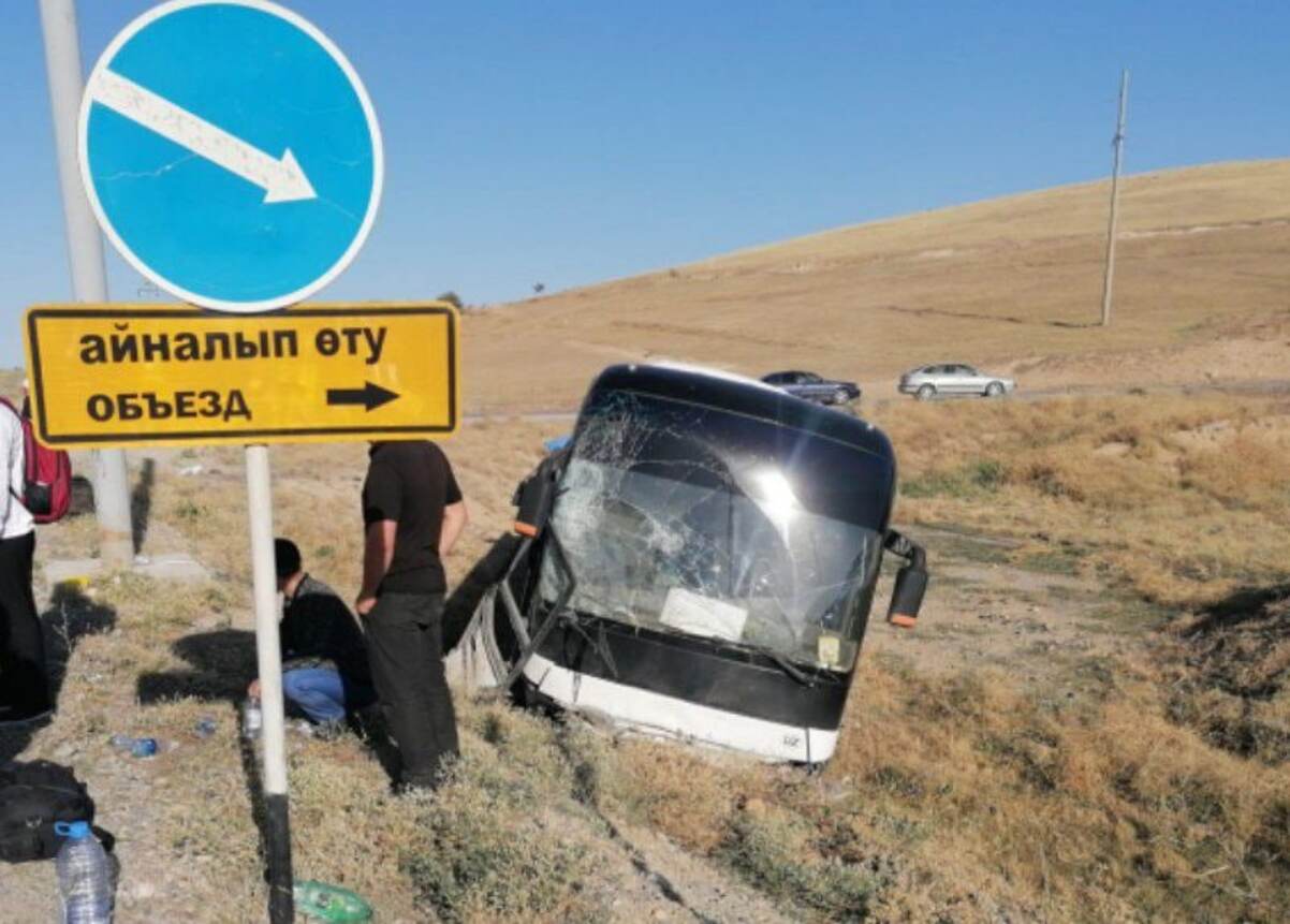 Түркістан облысында Өзбекстаннан Қырғыз еліне бара жатқан автобус апатқа ұшырады