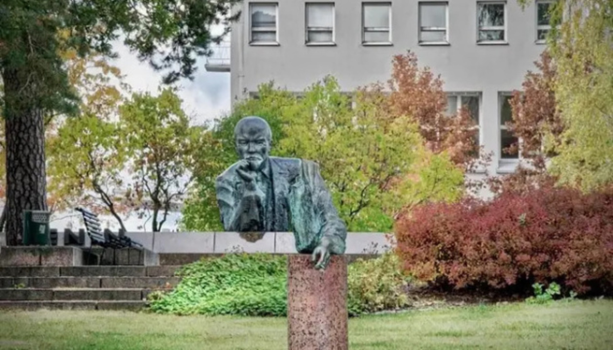 Финляндиялықтар көшедегі Лениннің соңғы ескерткішін алып тастады