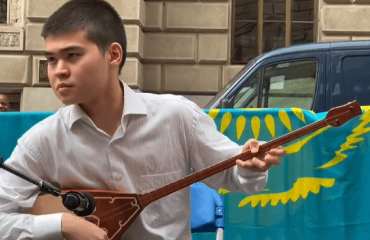 Аймағамбетов Нью-Йоркте домбыра тартқан қазақстандықтың видеосын бөлісті