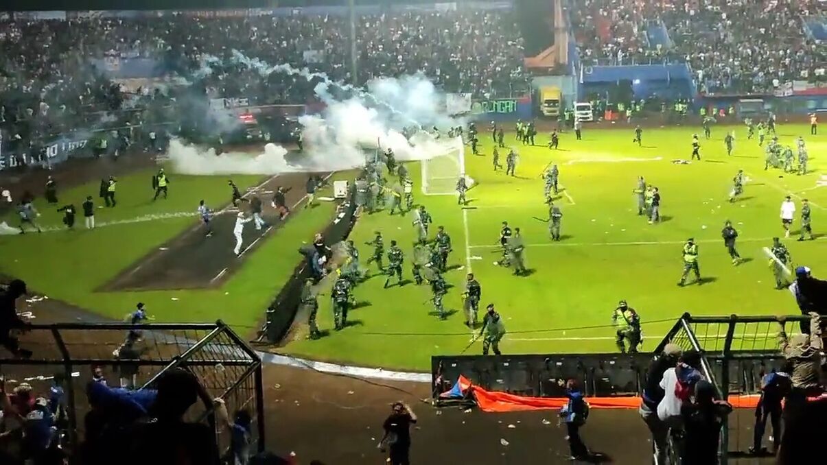 Индонезияда футбол ойынынан кейін 127 адам қаза болған (ВИДЕО)