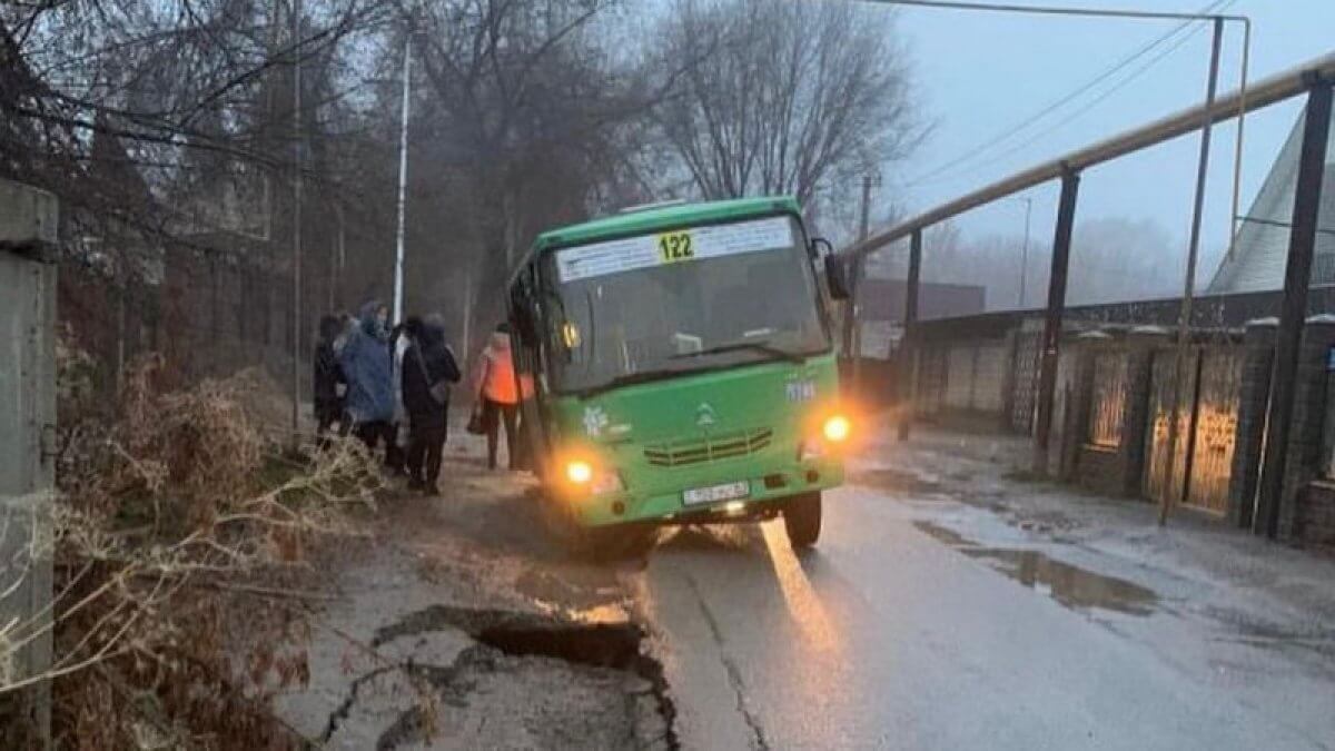 Алматыдағы «арзан асфальт»: автобус шұңқырға түсіп кетті