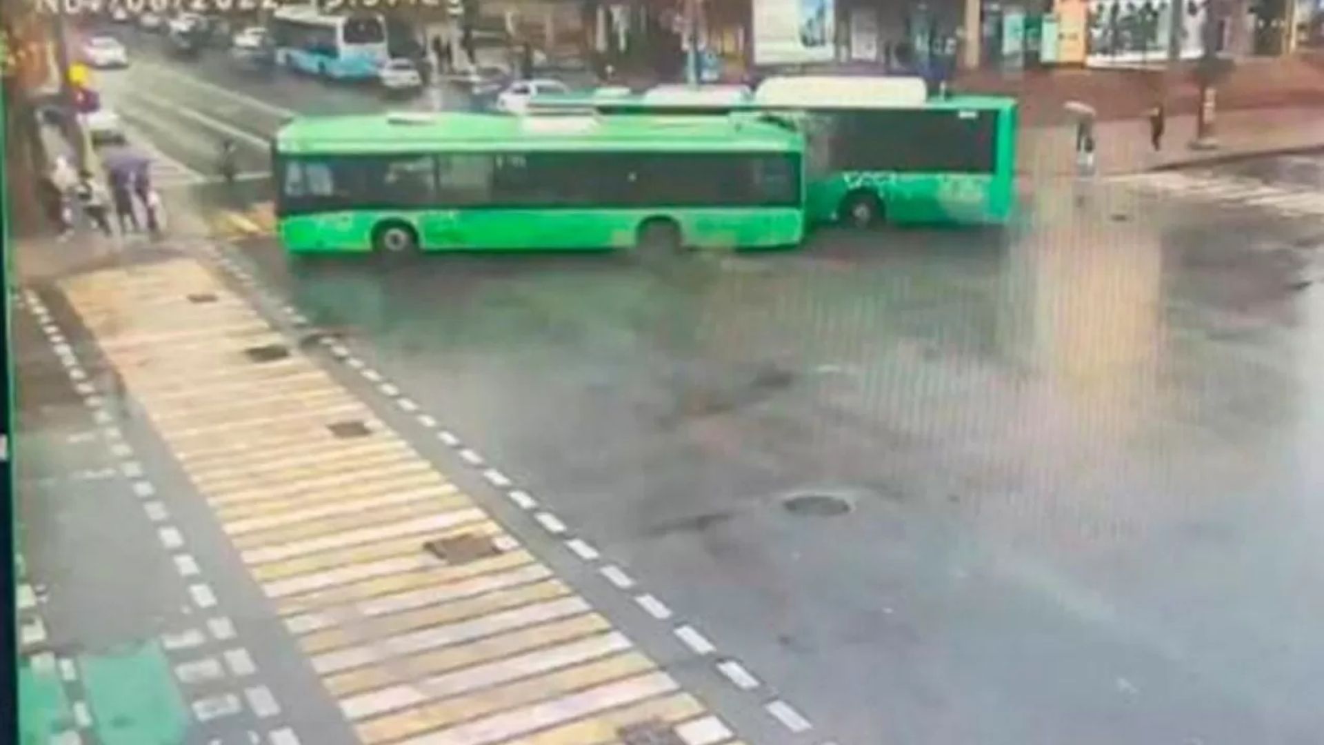 Екі автобустың арасында тірі қалған жолаушының видеосы пайда болды (ВИДЕО)