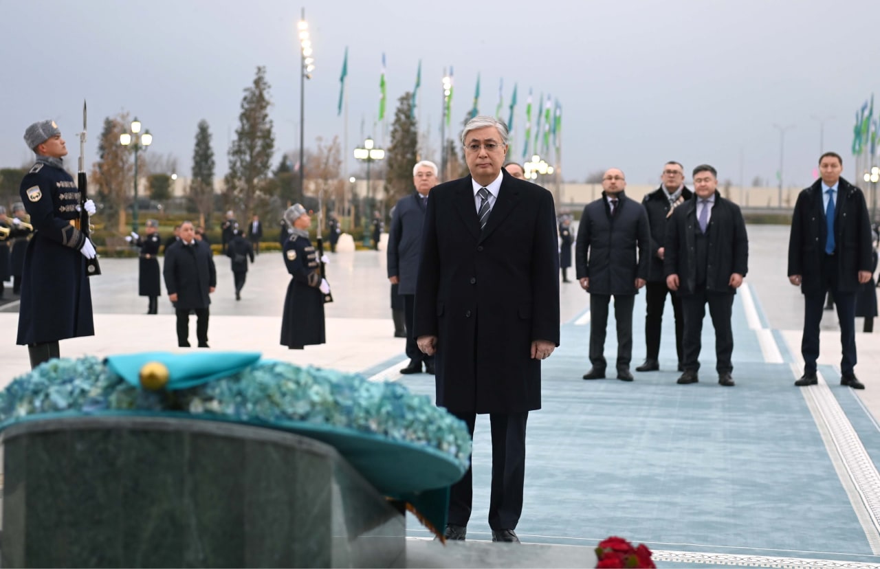 Президент Ташкенттегі «Тәуелсіздік» монументіне гүл шоғын қойды