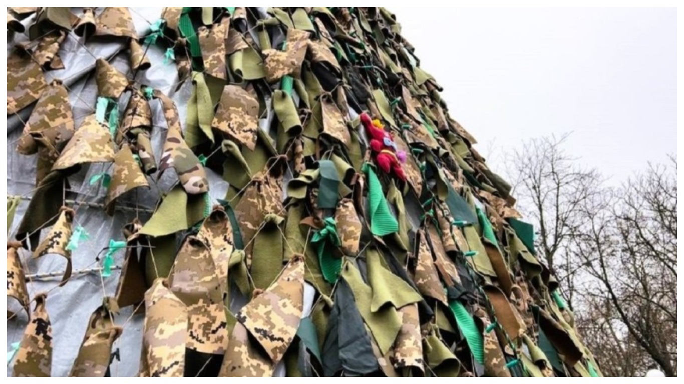 Украинада әскери киімнен жасалған шырша орнатылды