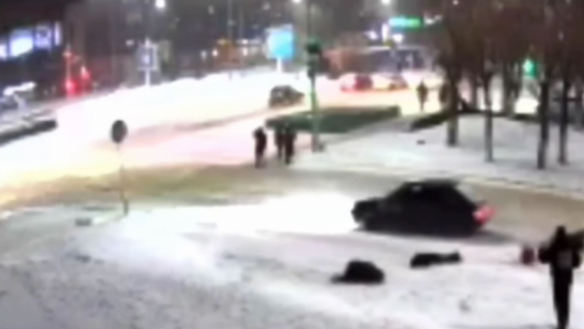 Теміртауда төрт адамды көлік қаққан сәт видеоға түсіп қалған