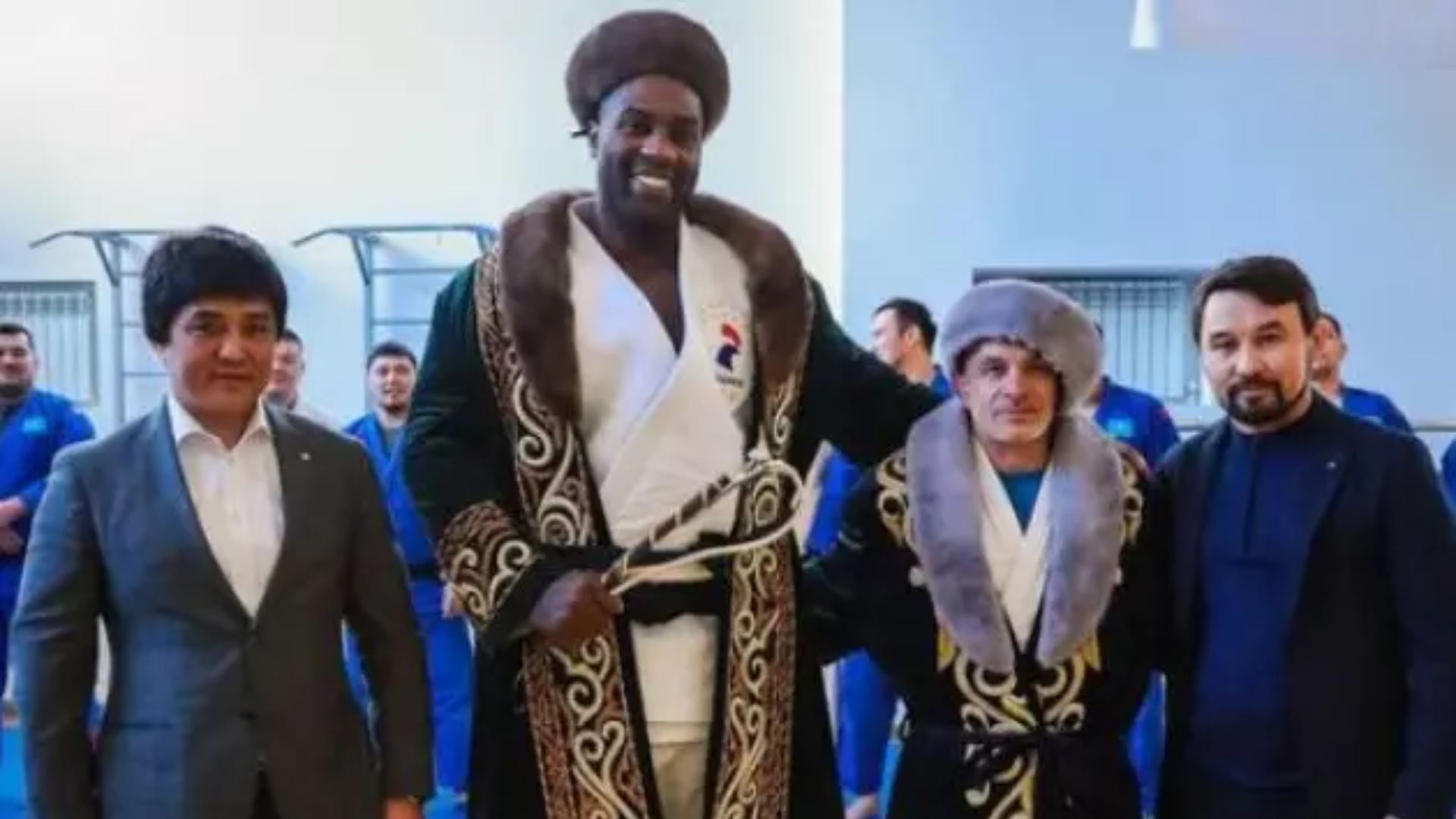 Танымал спортшы «Аюға» қазақ шапаны сыйға берілді
