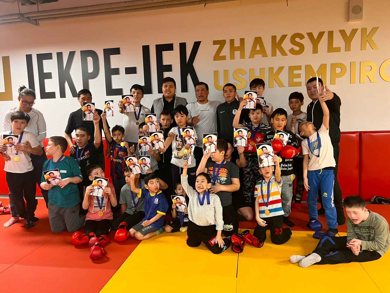 Азия чемпионы ерекше қажеттілігі бар балаларға қолдау көрсетті