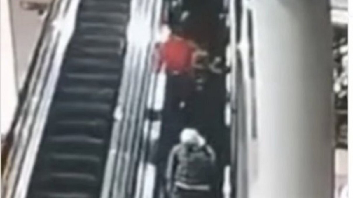 «Астанада эскалатор құлады»: Оқиғаның видеосы тарады (ВИДЕО)