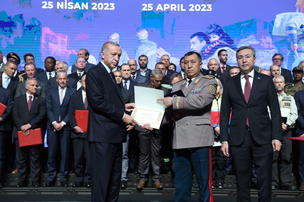 Ердоған Ибрагим Күлшімбаевты «Ерлігі үшін» медалімен марапаттады
