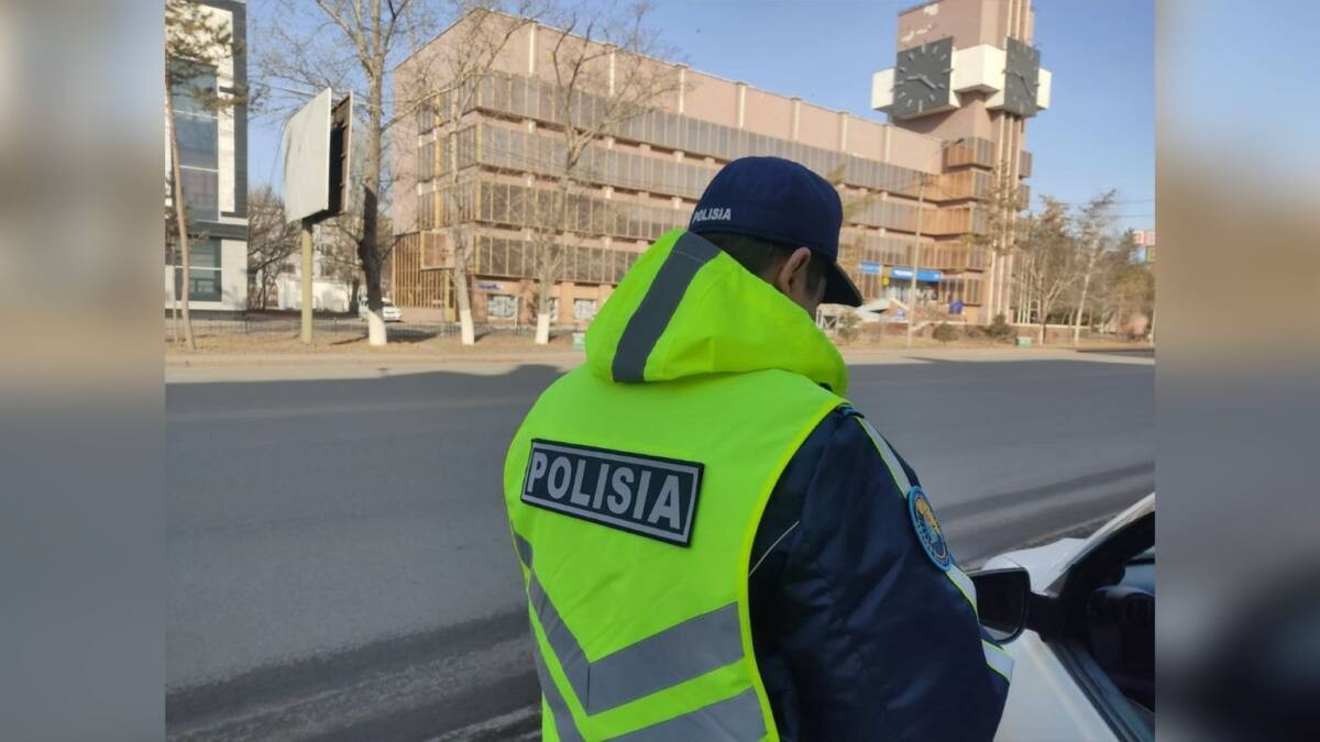 Павлодарда ер адам полицейге шабуыл жасап, погонын жұлып алған