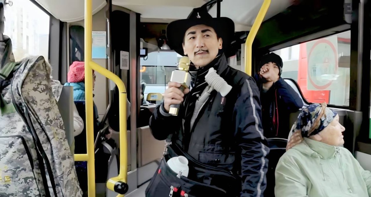 Астанаға келіп алданып, 10 жыл бойы автобустарда ән айтқан ата (ВИДЕО)