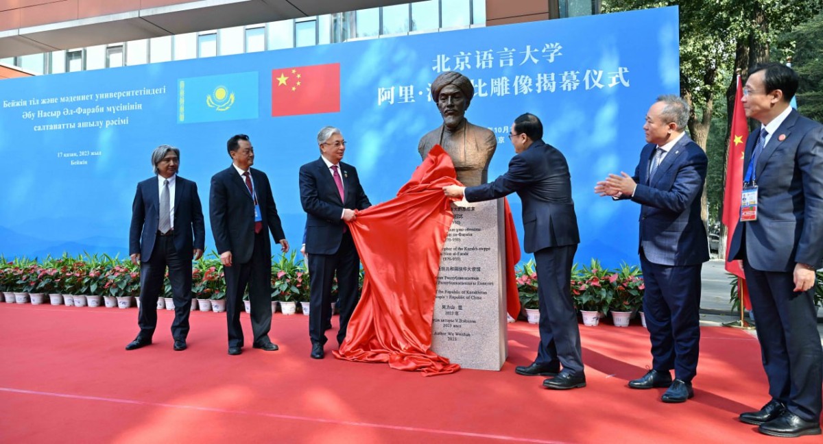 Президент Қытайда Әбу Насыр Әл-Фарабиге қойылған бюсттің ашылу рәсіміне қатысты