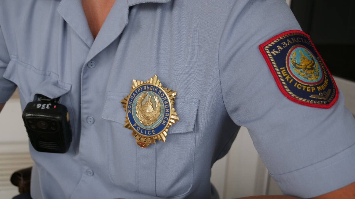 Астанада полицейлерге күш көрсеткен ер адам жауапкершілікке тартылды