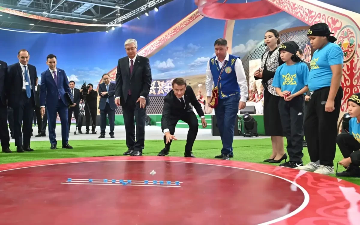 Мемлекет басшысы Франция Президенті Эмманюэль Макронмен бірге «Этноауыл» ұлттық көрмесін аралады