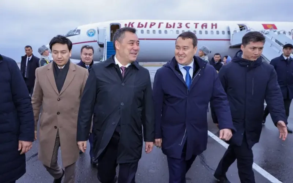 Әлихан Смайылов Астана әуежайында Қырғызстан президентін қарсы алды