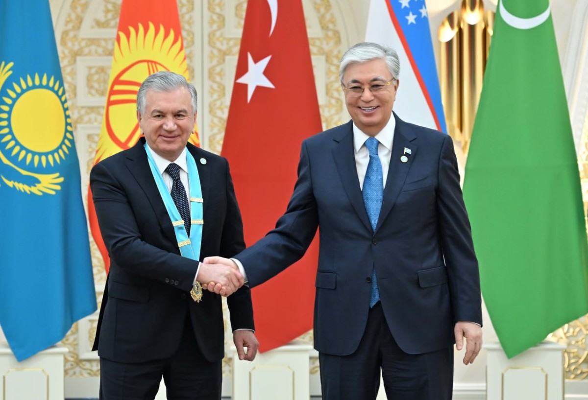 Тоқаев Өзбекстан президентін орденмен марапаттады