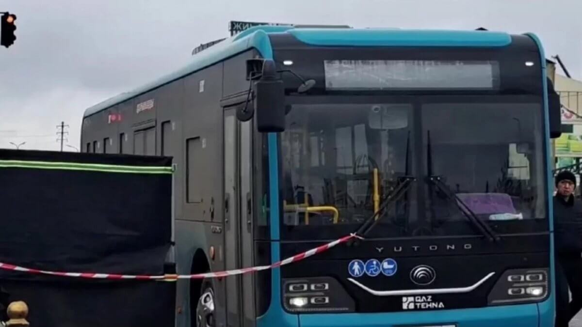 Автобустың астына түскен 45 жастағы адам мерт болды