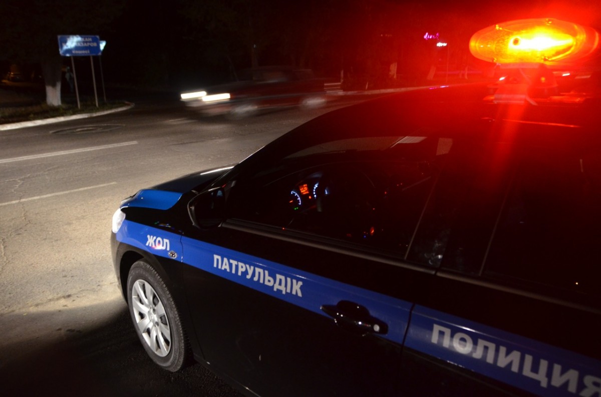 Павлодарда полицейлерден қашқан жүргізуші жол апатына түсті