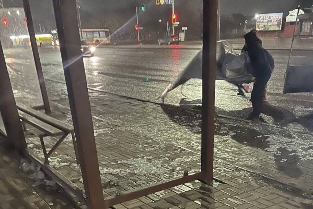 Астанада түндегі дауылдан зардап шеккендер ауруханаға жеткізілді