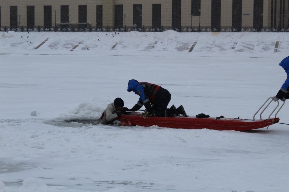 Мұз жарылған: Астанада ер адам суға құлап кеткен жасөспірімді құтқарды